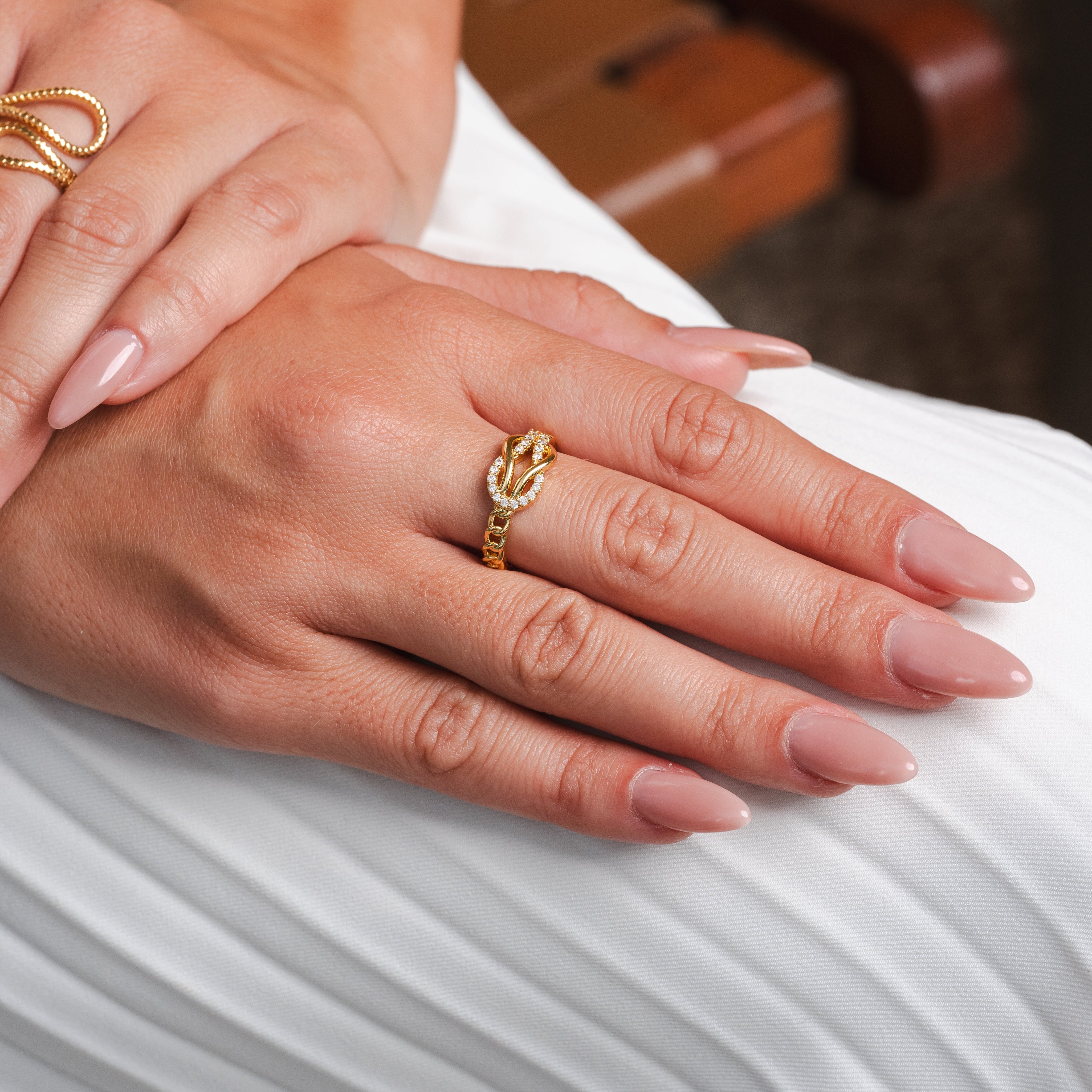 Anillo ajustable entrelazado Ariel en oro