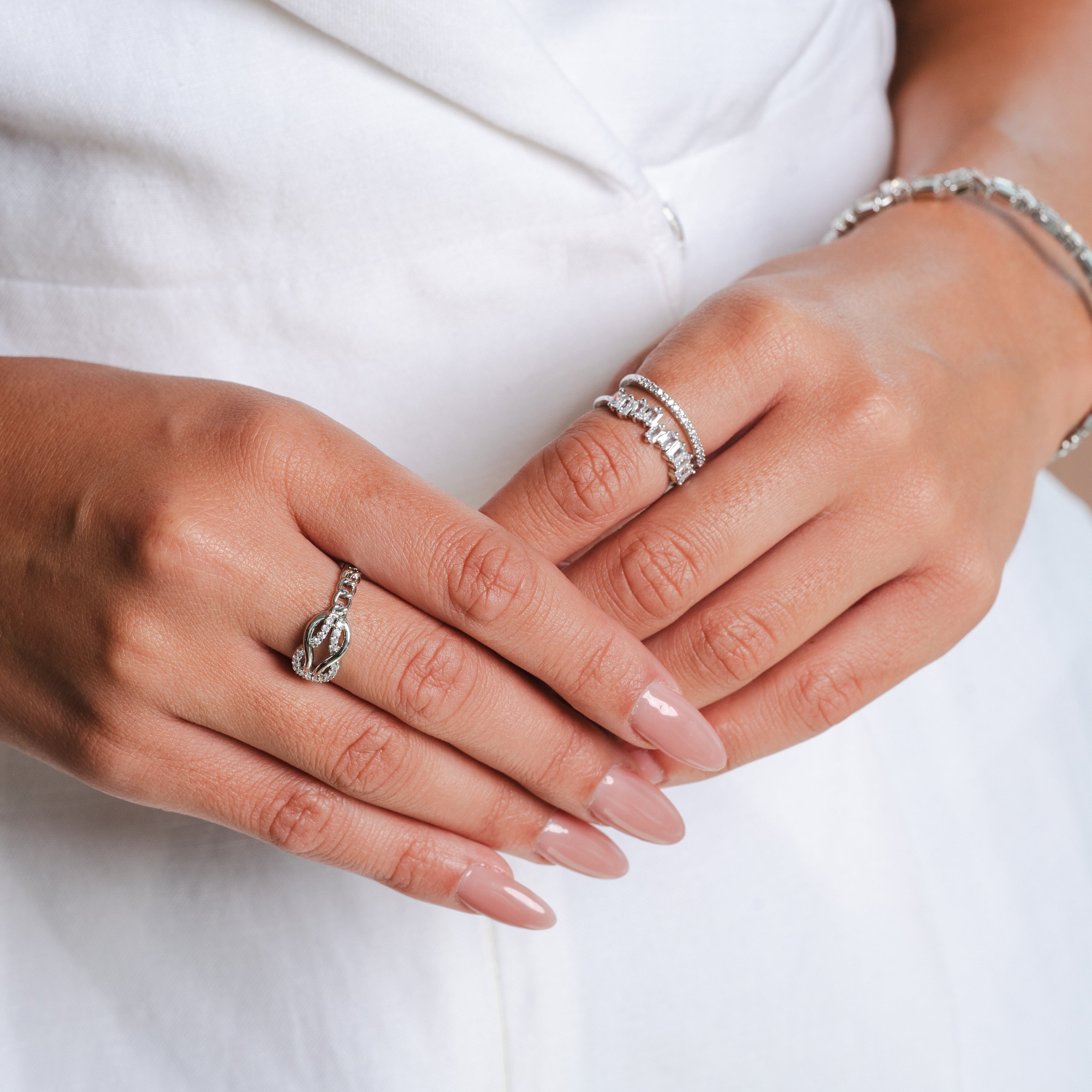 Anillo ajustable entrelazado Ariel en plata