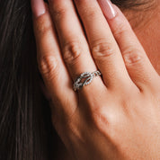 Anillo ajustable entrelazado Ariel en plata