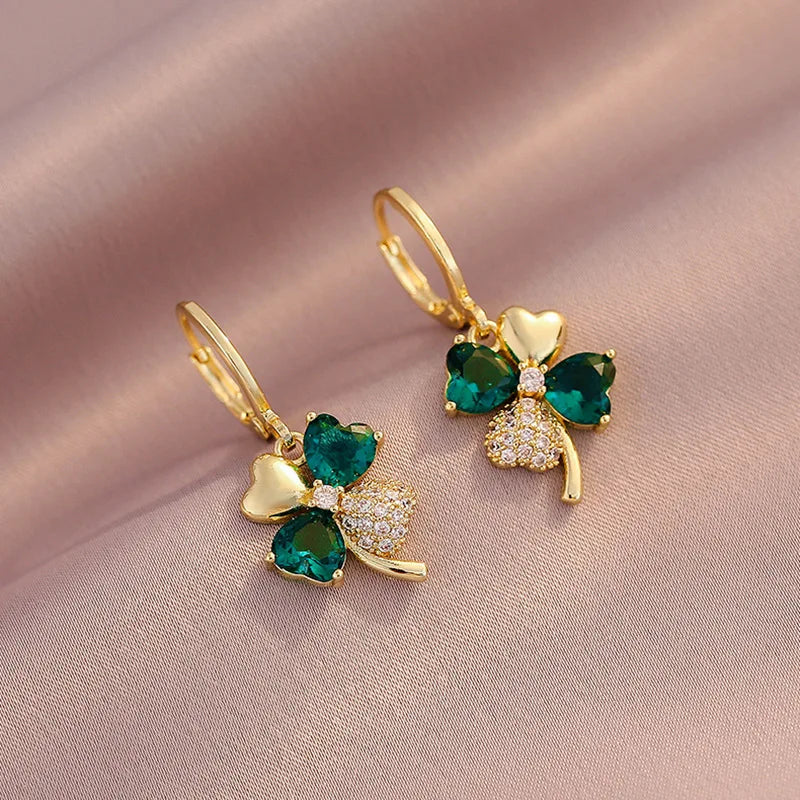 Pendientes colgantes de trébol ligeros de lujo para mujer, aretes elegantes de Metal de cristal de circón brillante, joyería fina de moda 2024