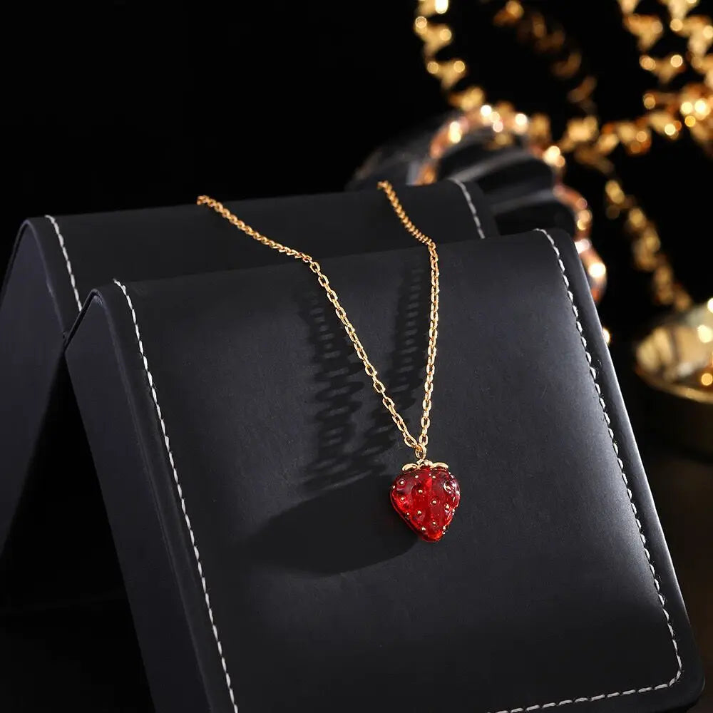 Collar con colgante de fresa roja para mujer y niña, cadena de clavícula de fresa de Color dorado, accesorios de joyería, regalos